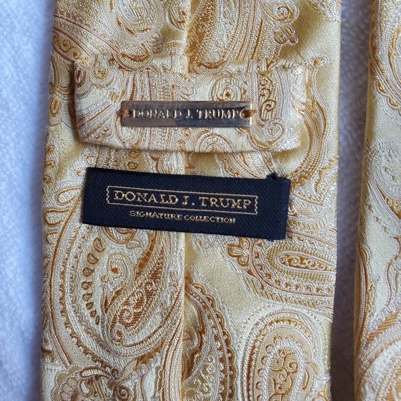 Donald J. Tump signature collection tie - Picture 2 of 3